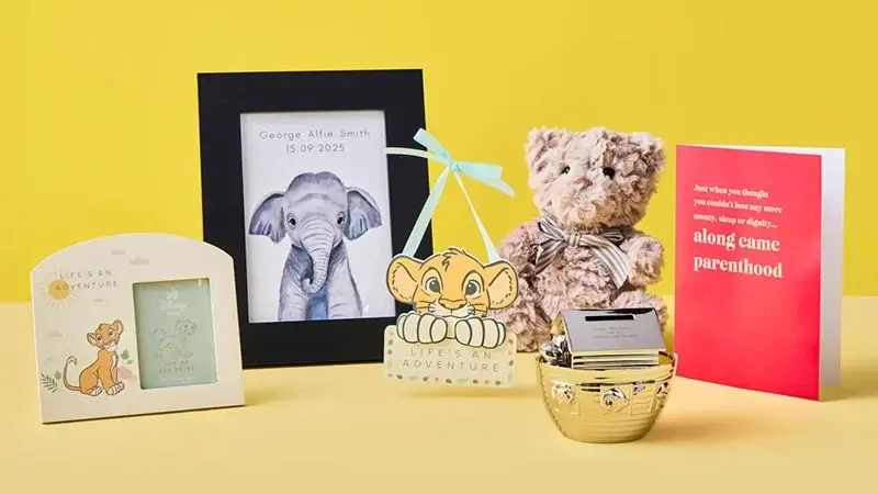 Baby-themed items on a yellow background, including Simba decorations, a personalized elephant print, a teddy bear, a humorous red card, and a golden keepsake box. Baby-themed items on a yellow background, including Simba decorations, a personalized elephant print, a teddy bear, a humorous red card, and a golden keepsake box.