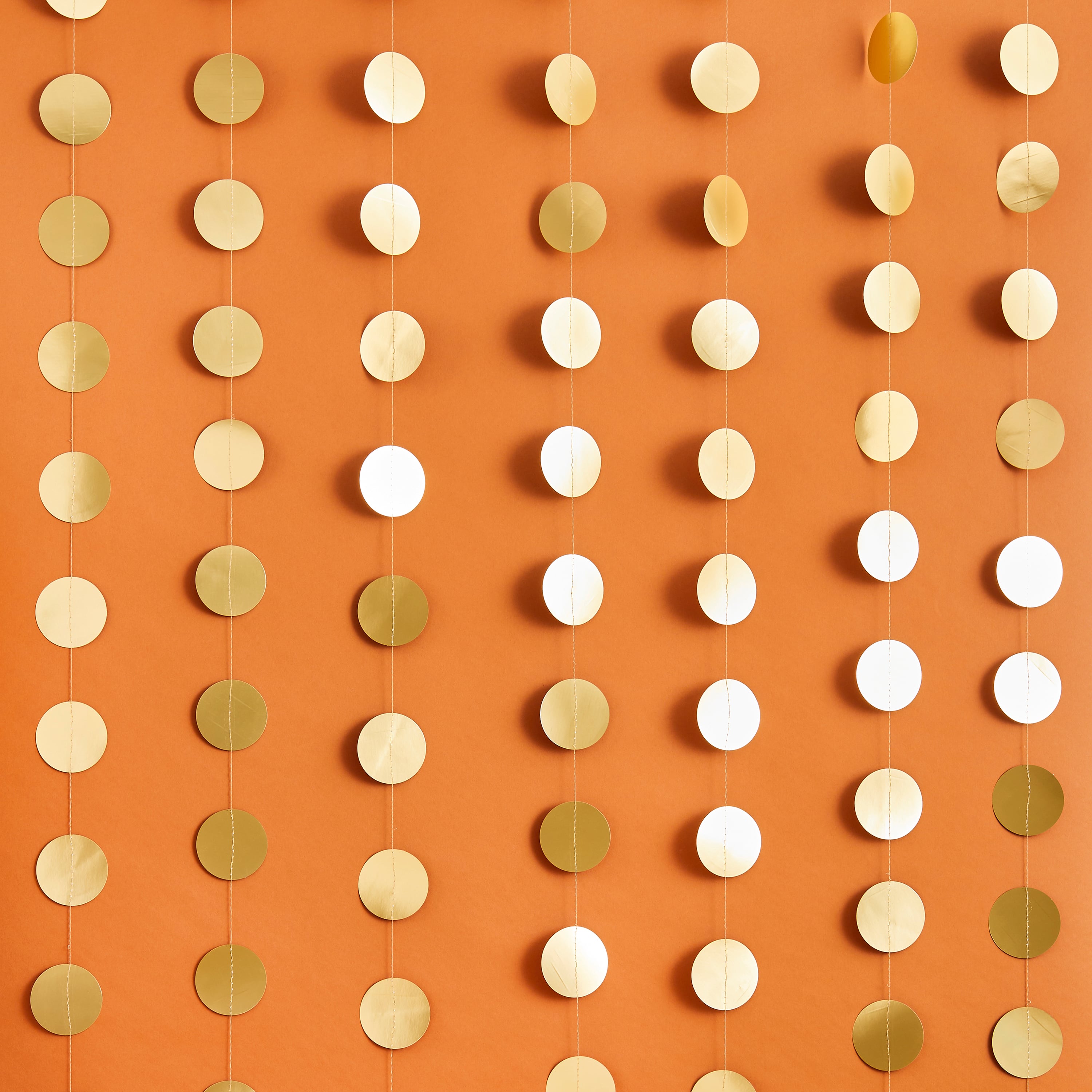 Metallic Gold Circle Card Backdrop 20m