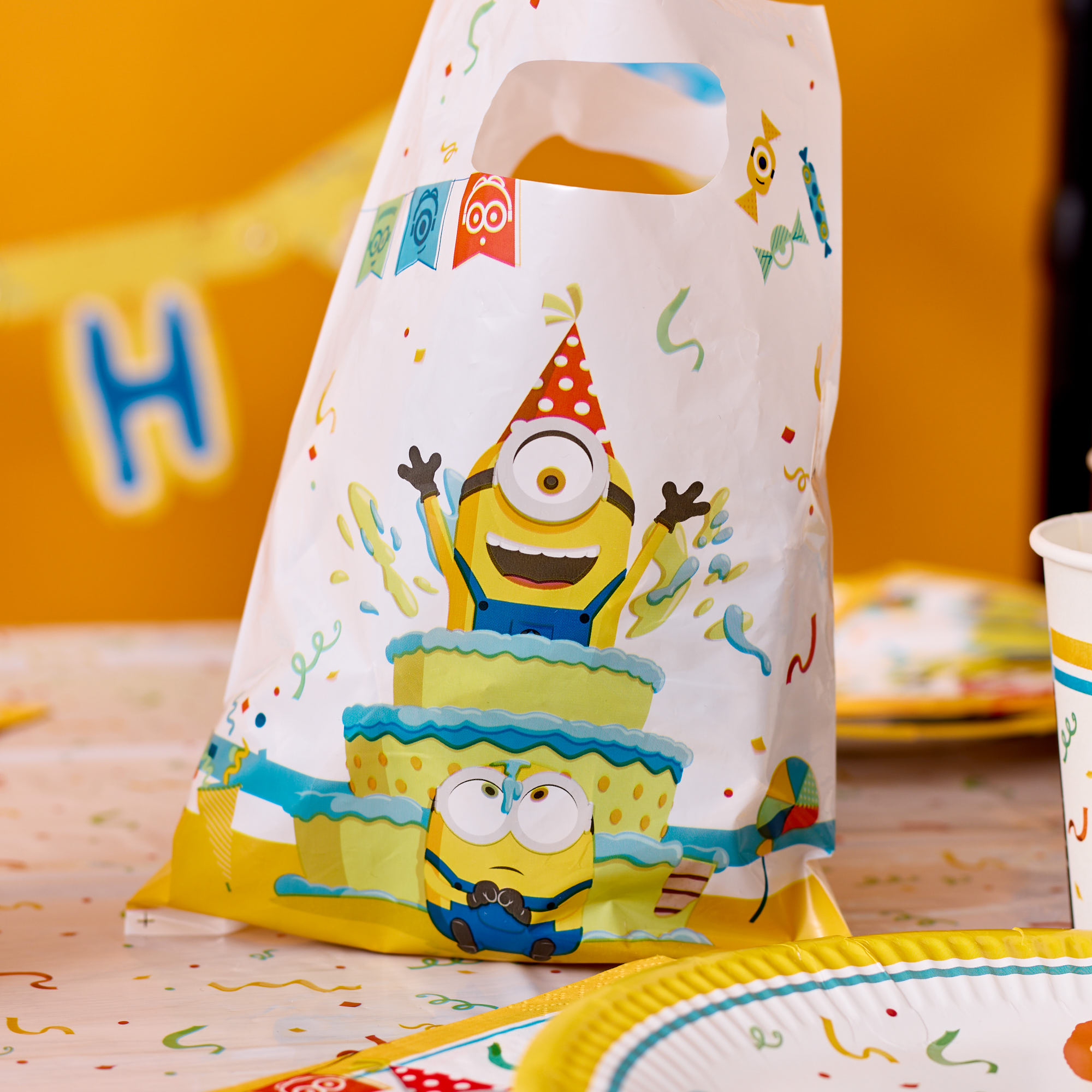 Minions: The Rise of Gru Party Tableware & Decorations Bundle - 16 Guests