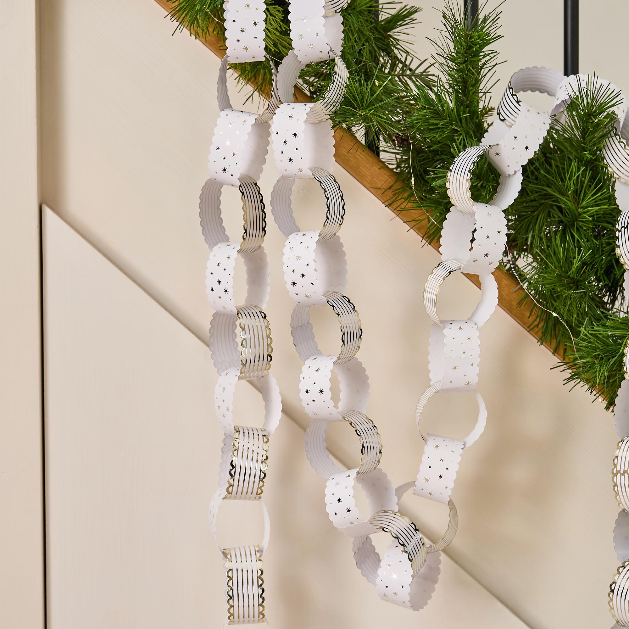 White & Gold Scallop Edge Paper Chains - Pack of 48