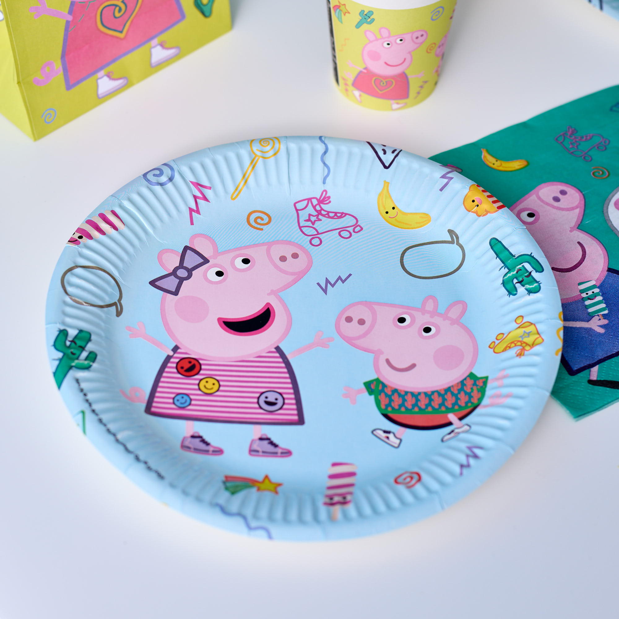 Peppa Pig Birthday Party Tableware & Decorations Bundle - 16 Guests 