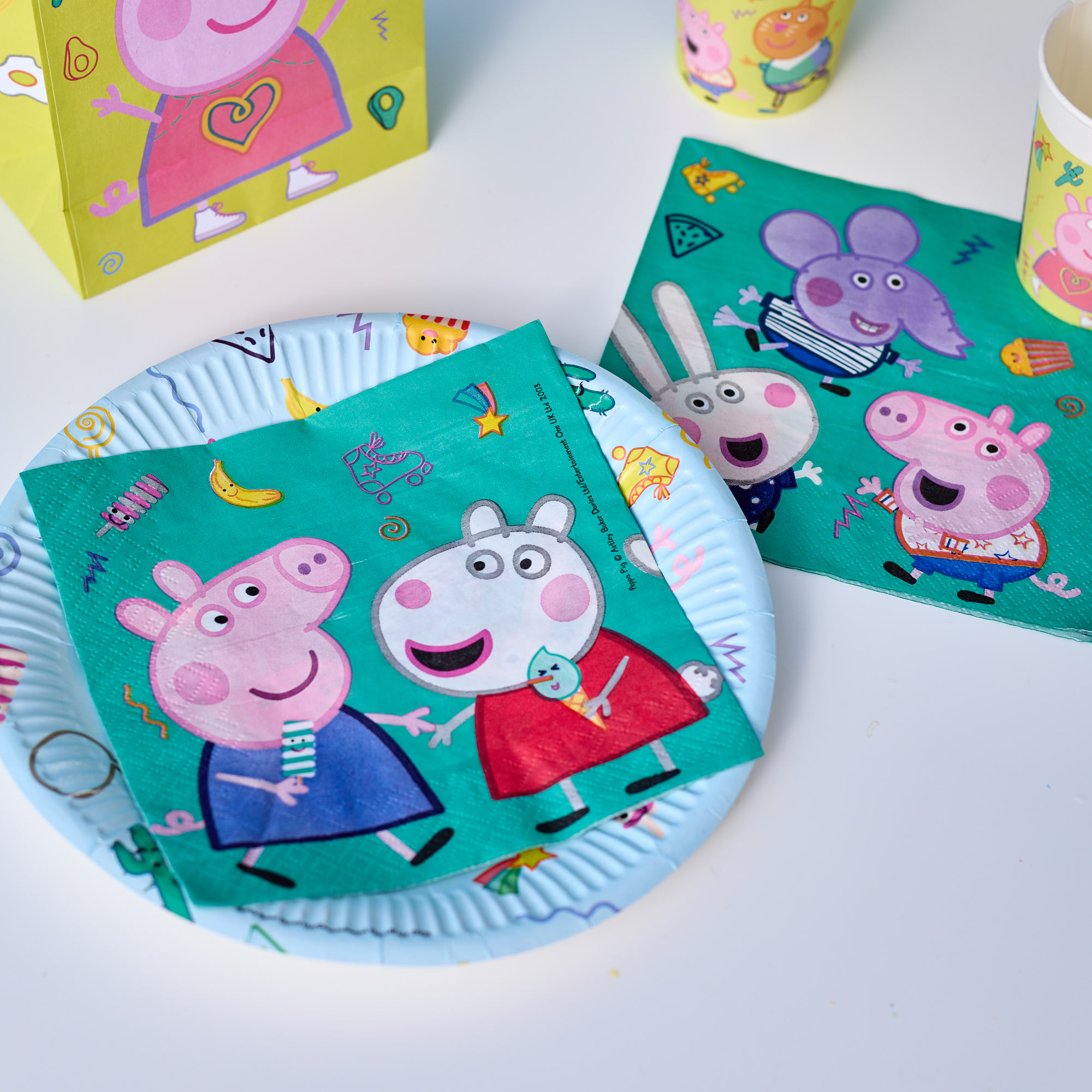 Peppa Pig Birthday Party Tableware & Decorations Bundle - 16 Guests 