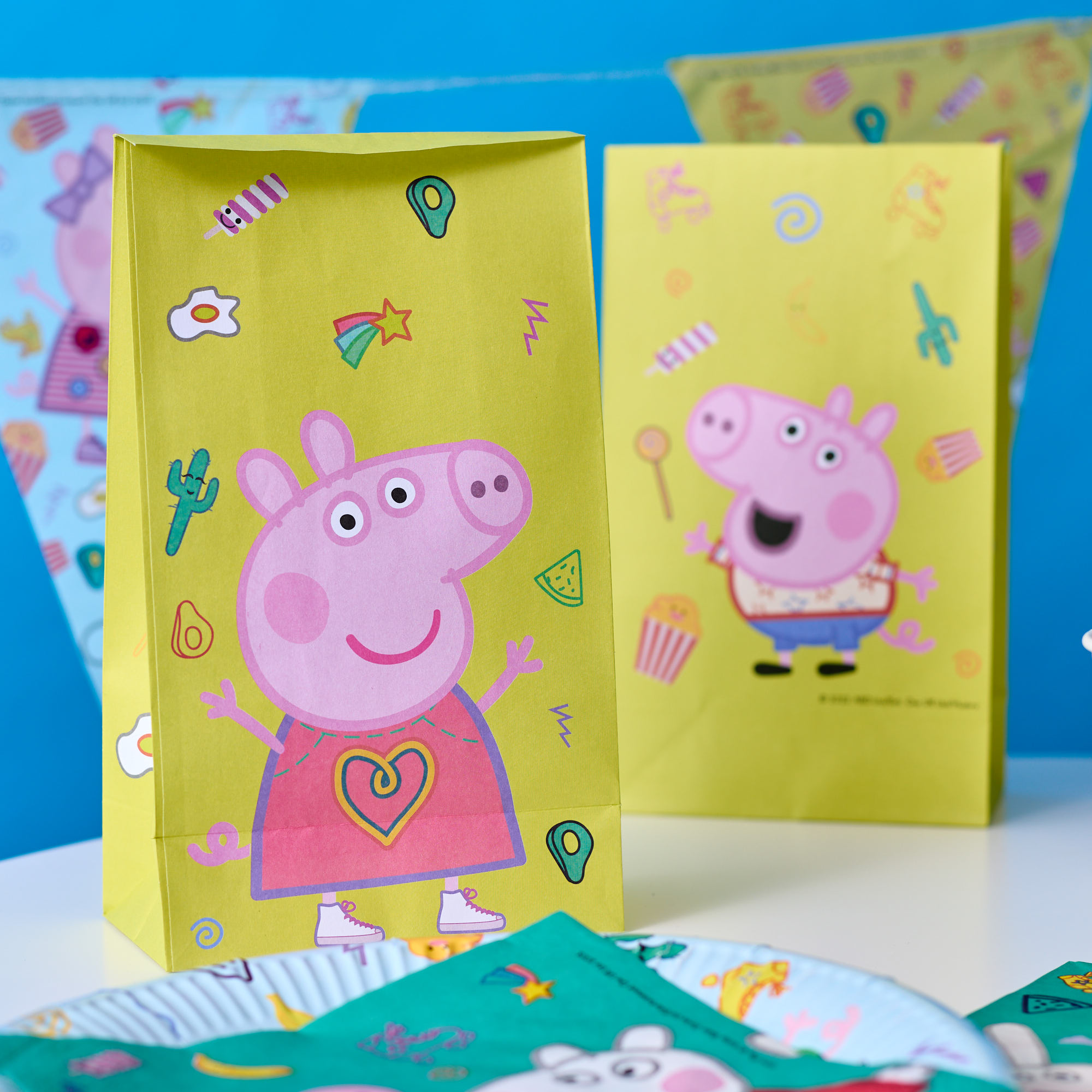 Peppa Pig Birthday Party Tableware & Decorations Bundle - 16 Guests 
