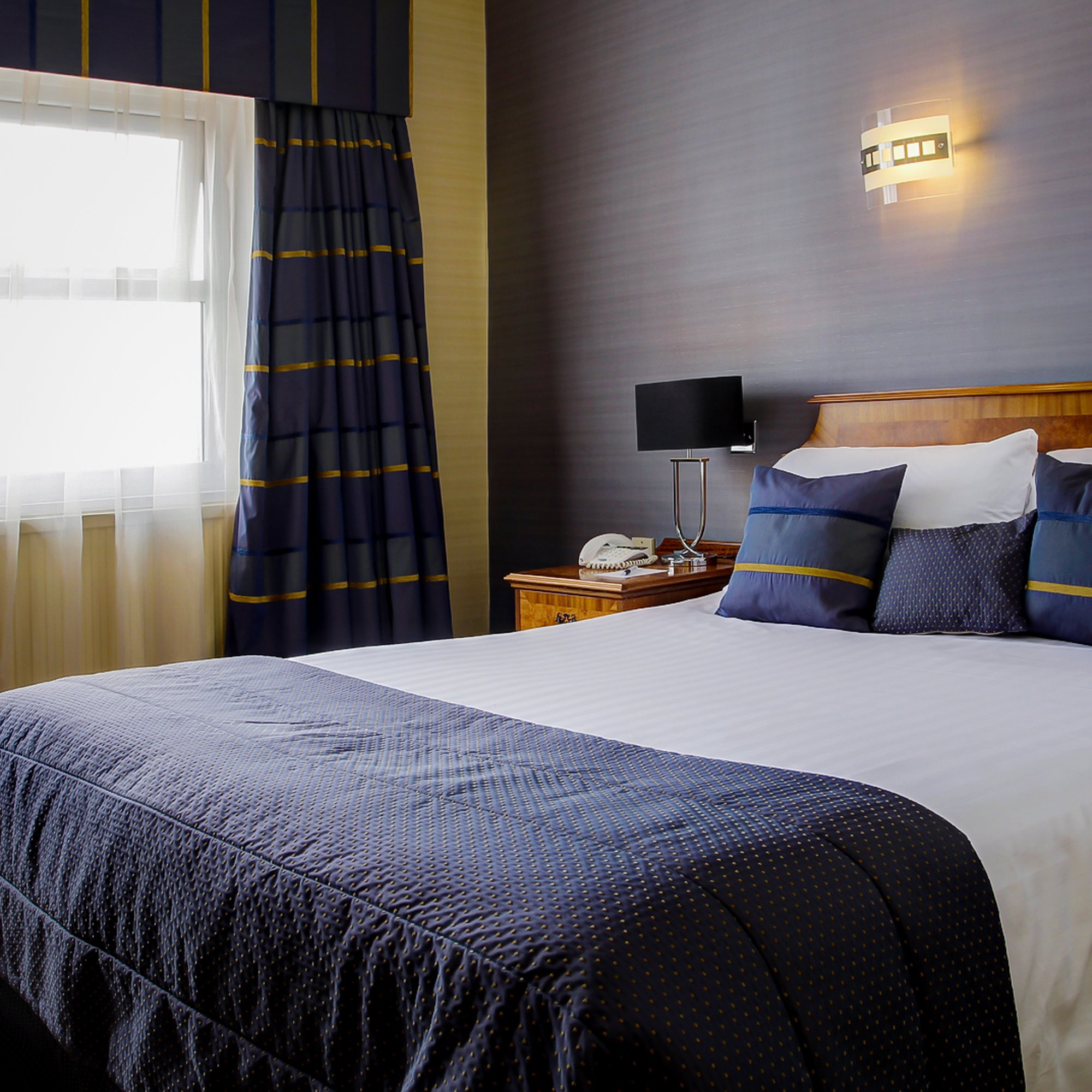 One Night Escape with Dinner for Two Gift Experience Day