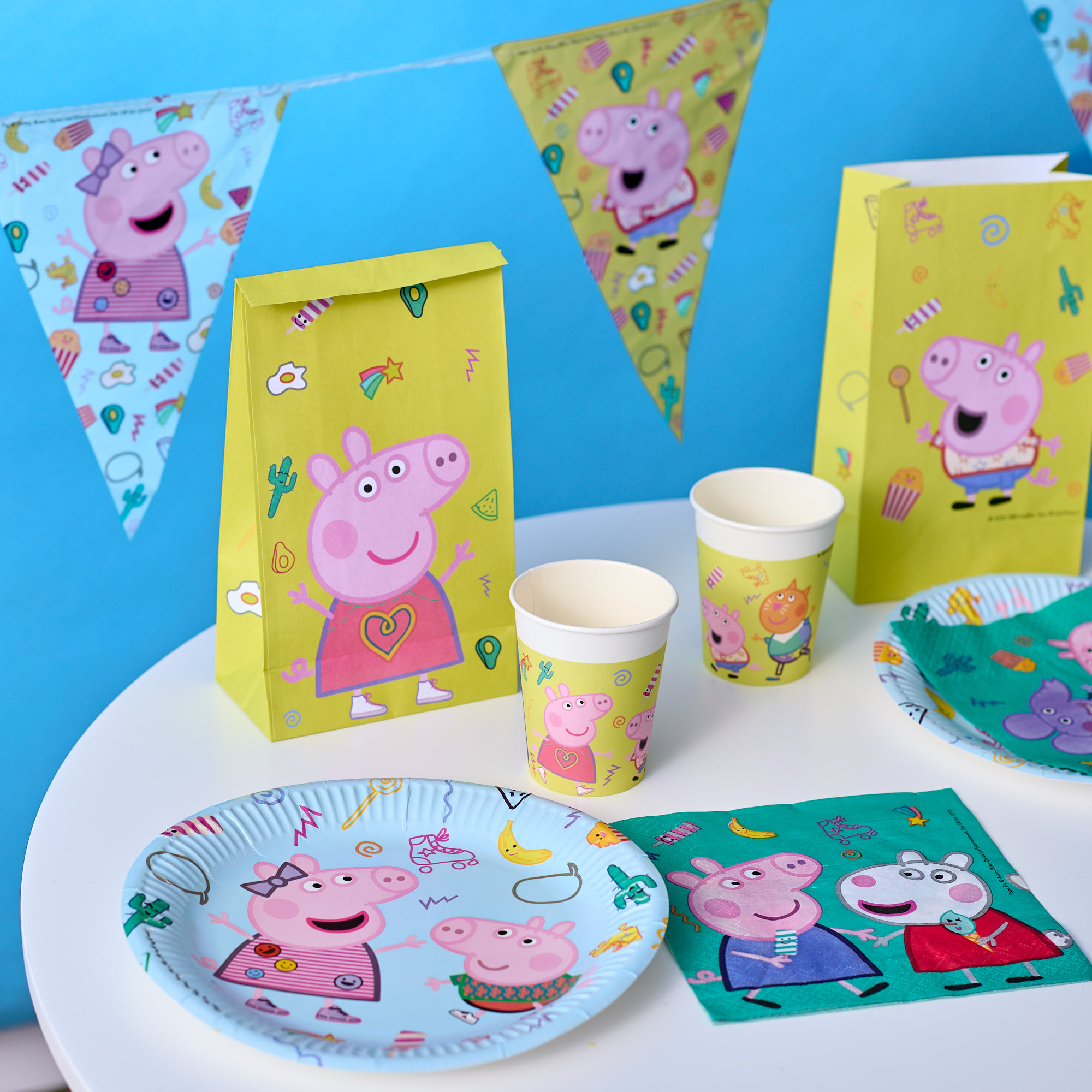 Peppa Pig Birthday Party Tableware & Decorations Bundle - 16 Guests 
