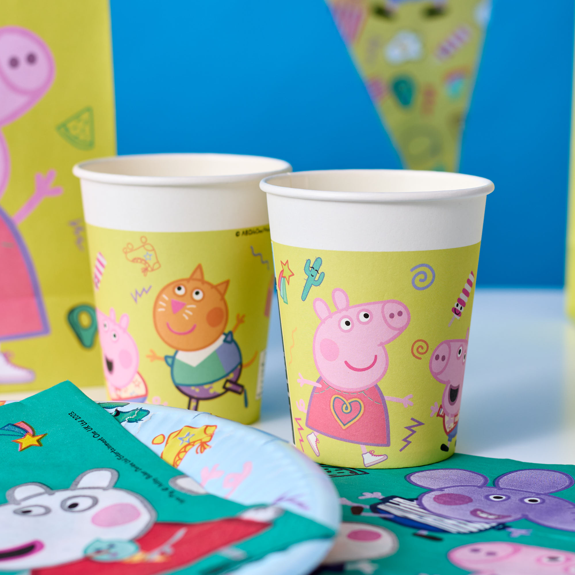 Peppa Pig Birthday Party Tableware & Decorations Bundle - 16 Guests 